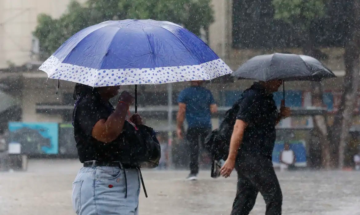 Semana começa com alerta laranja de chuvas intensas em 17 estados
