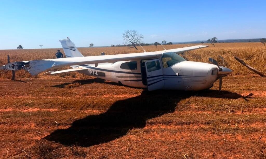 Aeronave vinda da Bolívia é interceptada pela FAB e abandonada após pouso forçado em MS