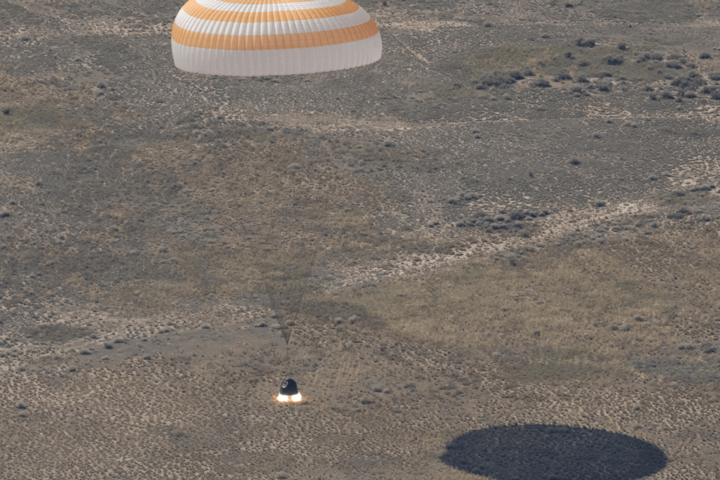 Astronautas retornam à Terra após missão histórica de 241 dias no espaço