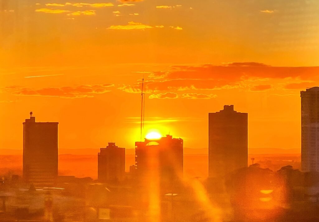 Cuiabá atinge recorde de calor com 38,6°C e lidera temperaturas extremas em Mato Grosso