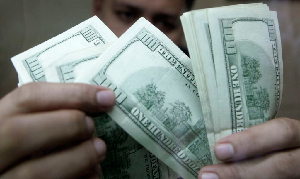 Dólar encerra julho com queda acumulada apesar de leve alta no fechamento