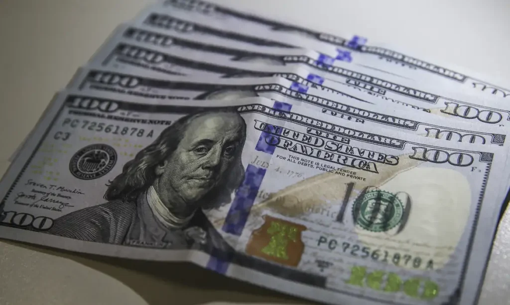 Dólar mantém estabilidade em R$ 5,08 enquanto mercado reage a tensões globais