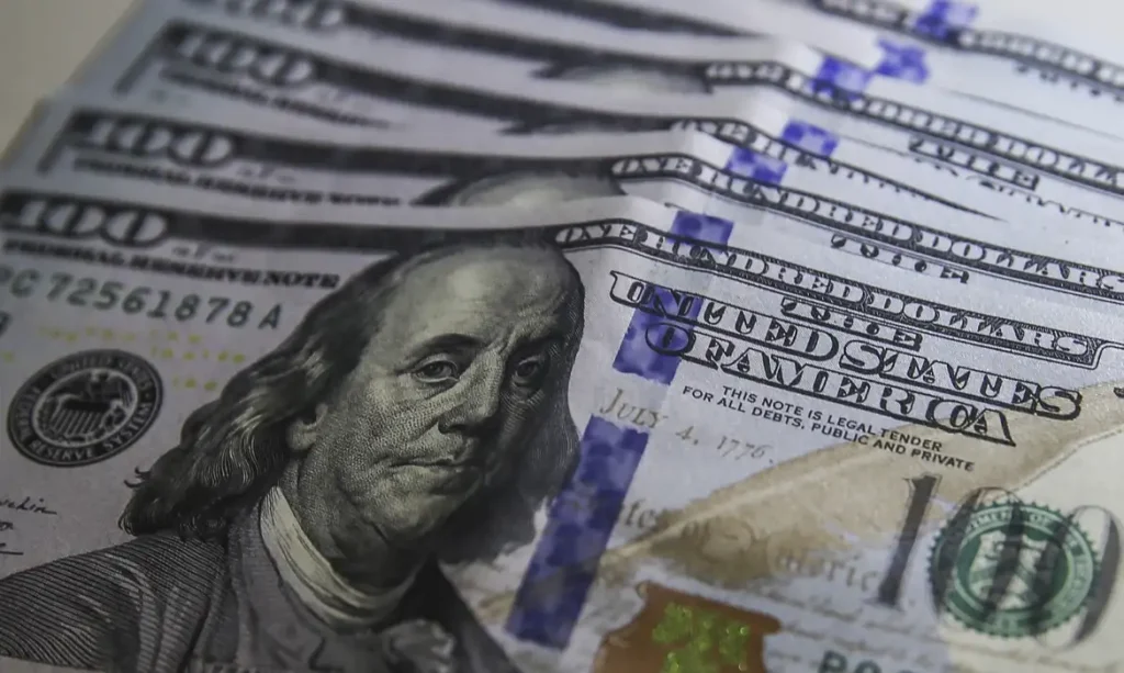 Dólar recua a R$ 5,10 com manutenção de juros nos Estados Unidos