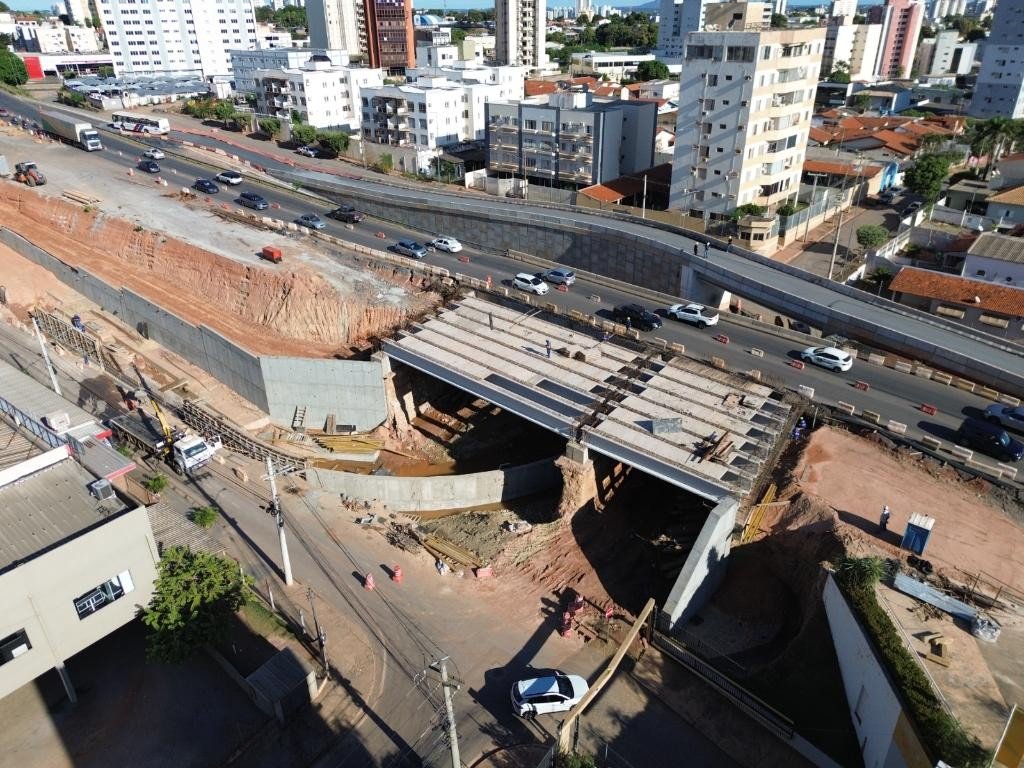 Duas faixas são liberadas em cada sentido da Miguel Sutil após avanço de obras no Jardim Leblon