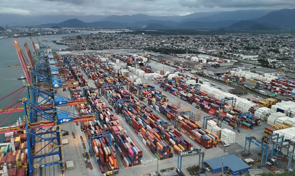 Exportações recordes impulsionam balança comercial e reduzem déficit externo