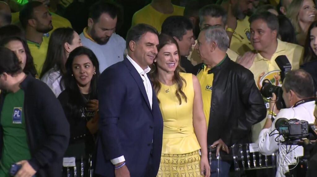 Flávio Bolsonaro tem candidatura à Presidência confirmada pelo PL em convenção com Milei e Tarcísio
