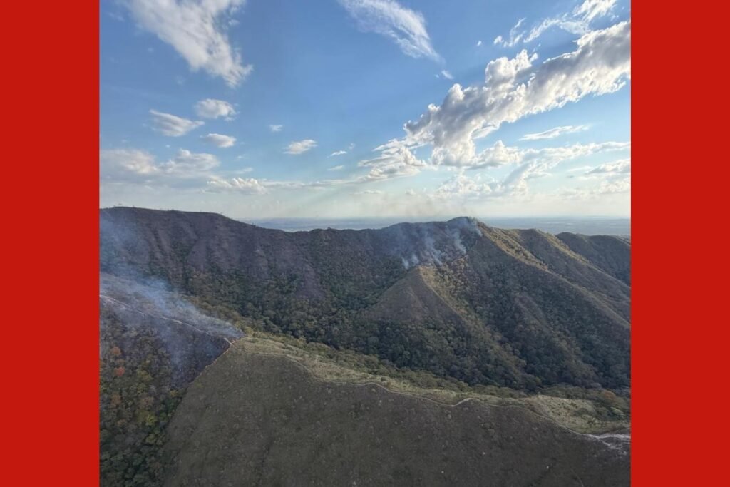 Força-tarefa combate incêndio de grandes proporções na Chapada dos Guimarães