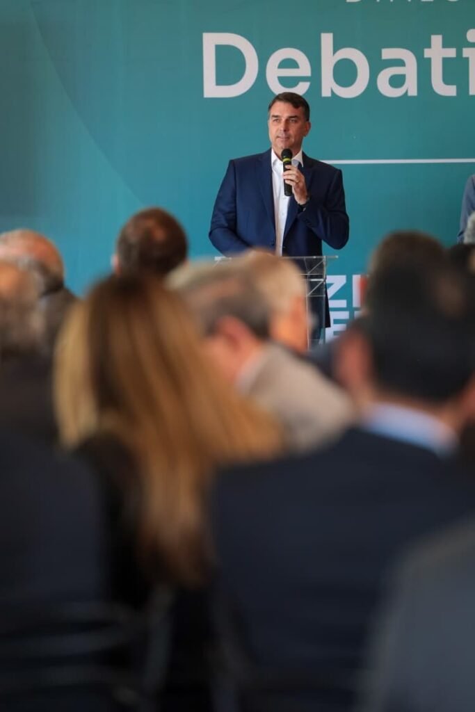 Flávio Bolsonaro retoma questionamentos sobre urnas eletrônicas em evento diplomático