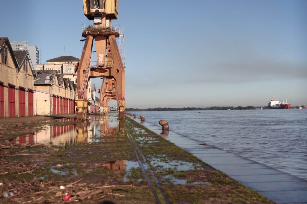 Guaíba entra em alerta com previsão de elevação do nível das águas em Porto Alegre