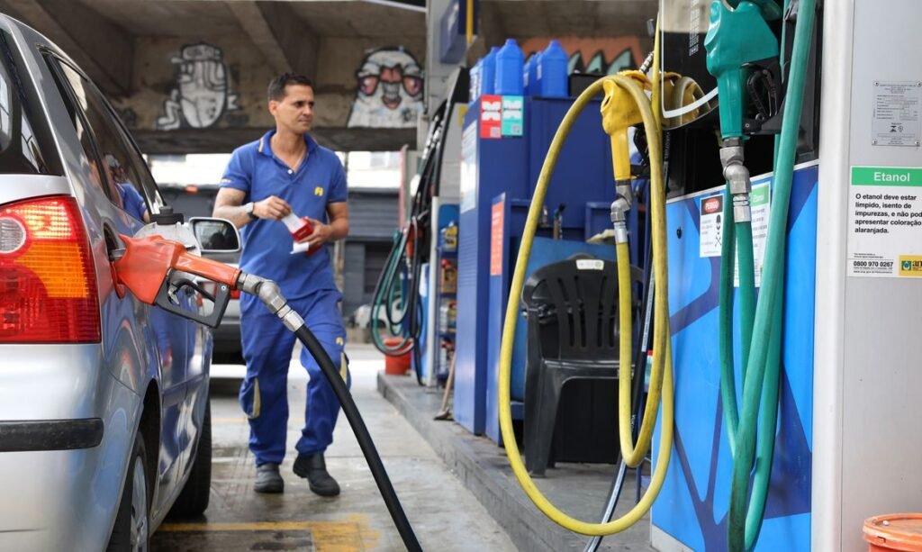 Governo avalia prorrogar subsídio de R$ 0,44 na gasolina diante de alta do petróleo
