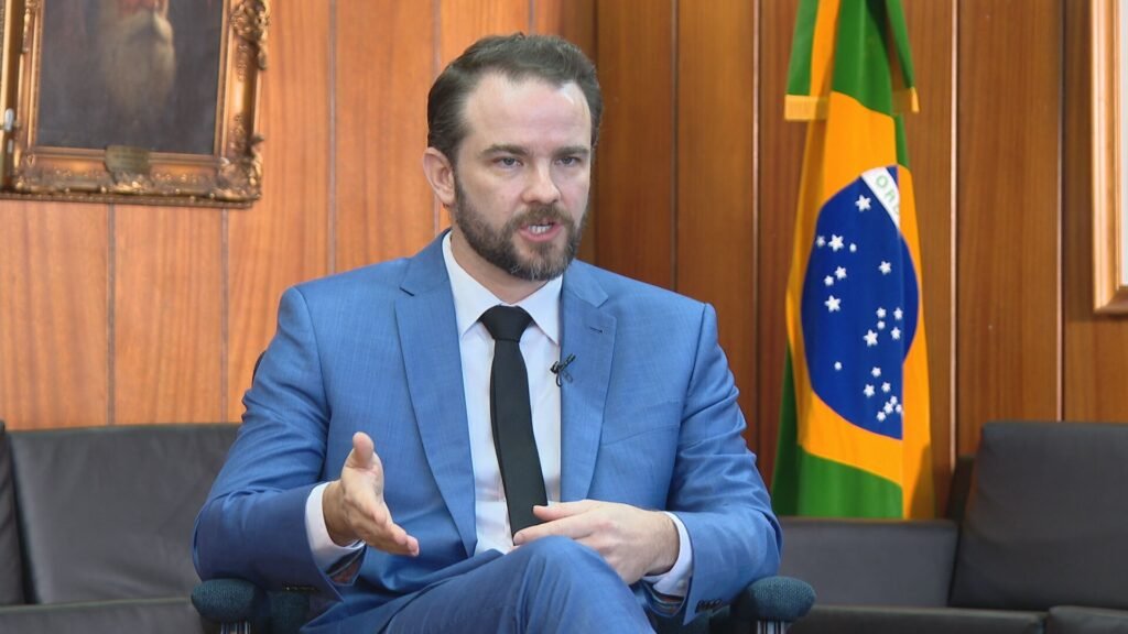 Imprensa argentina repercute declaração de Dario Durigan sobre Javier Milei