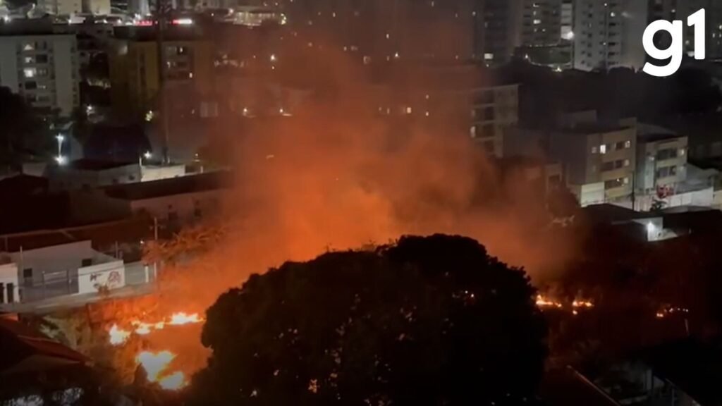 Incêndio de grandes proporções mobiliza moradores no bairro Alvorada em Cuiabá