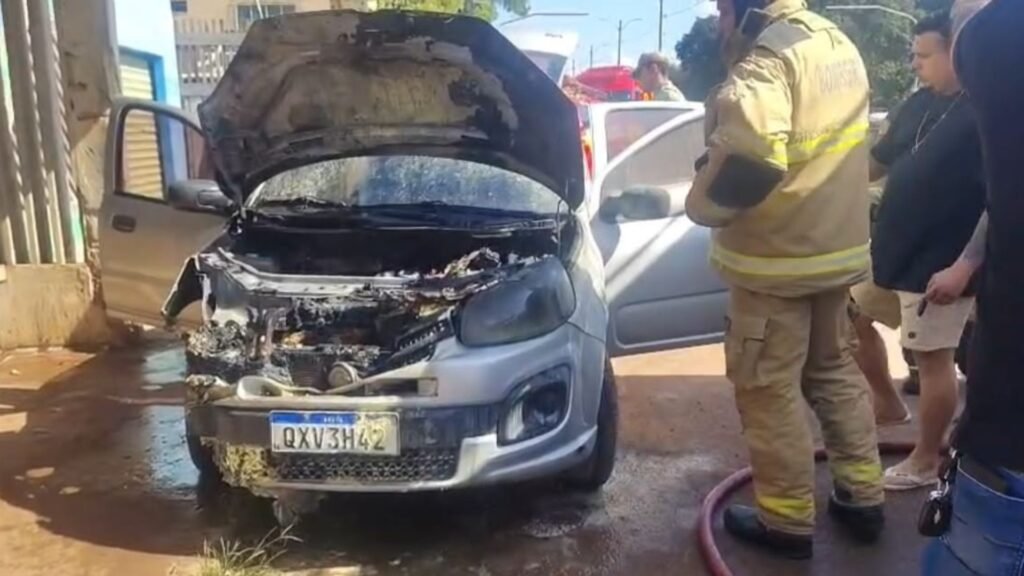 Incêndio destrói parte frontal de veículo em rodovia de Macapá