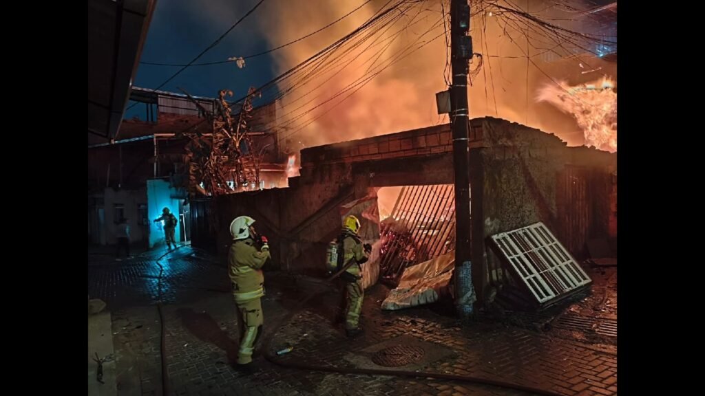 Incêndio destrói residência no bairro Jardim Leblon em Belo Horizonte