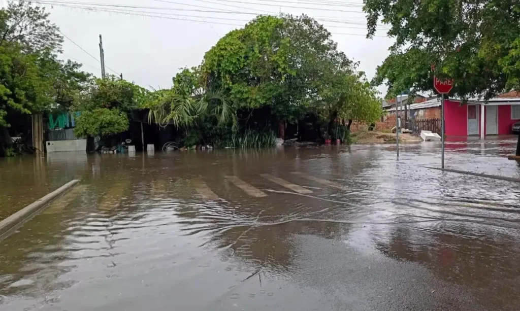 Inmet decreta alerta vermelho para tempestades severas no Rio Grande do Sul