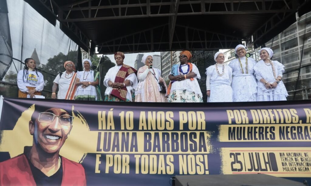 Marcha das Mulheres Negras em São Paulo exige justiça por Luana Barbosa após uma década