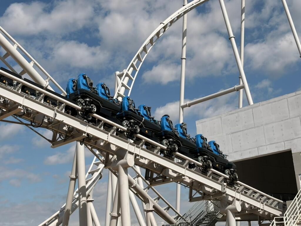 Montanha-russa Dreams realiza estreia com passageiros em parque de Itu