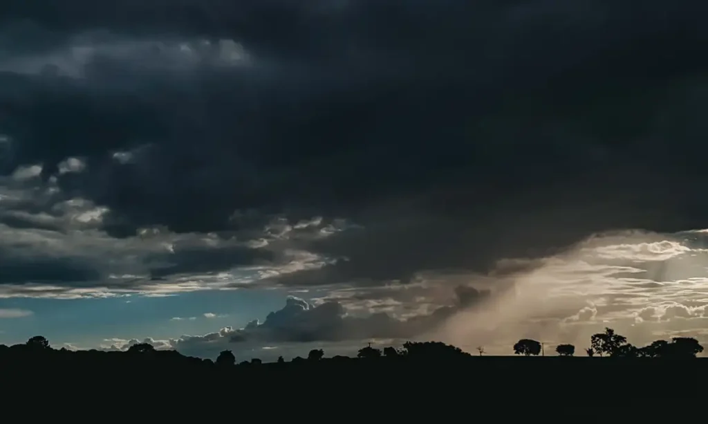 Rio Grande do Sul enfrenta alerta de tempestades e risco de inundações