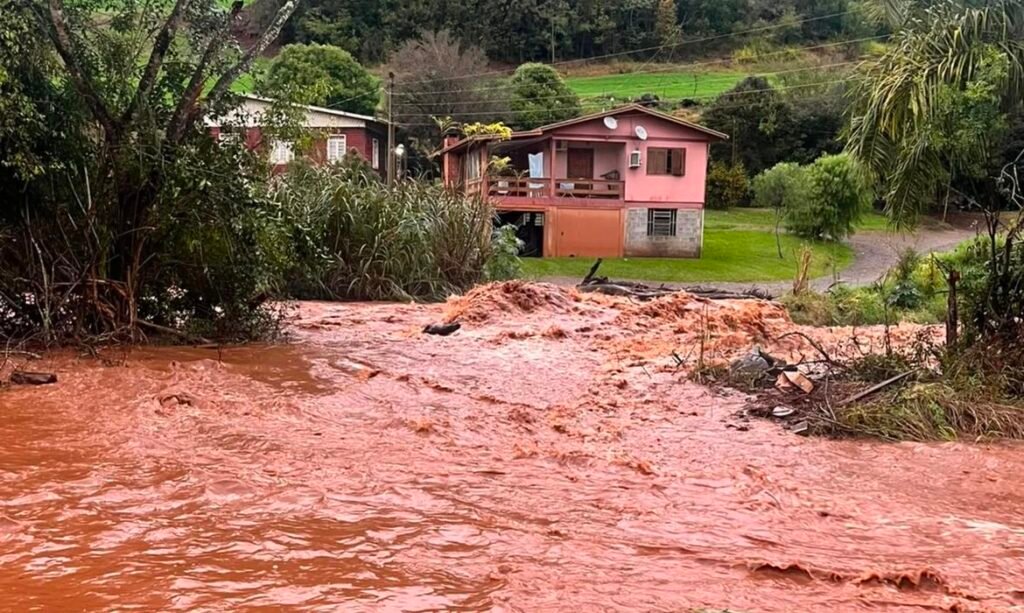 Rio Grande do Sul enfrenta novo alerta de inundações após breve trégua das chuvas