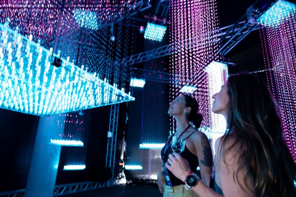 Rio Innovation Week transforma Píer Mauá em polo de tecnologia e arte imersiva