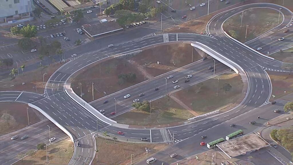 Trânsito é liberado no topo do viaduto do Eixão Norte após dois anos de reformas no DF