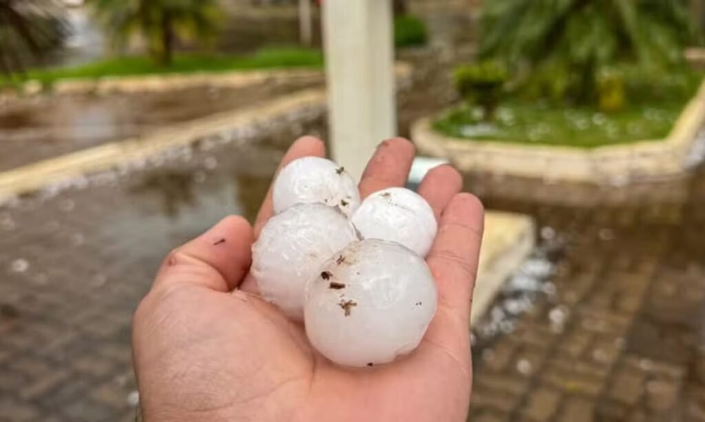 Alerta de granizo e chuvas intensas marca a previsão do tempo nesta terça-feira