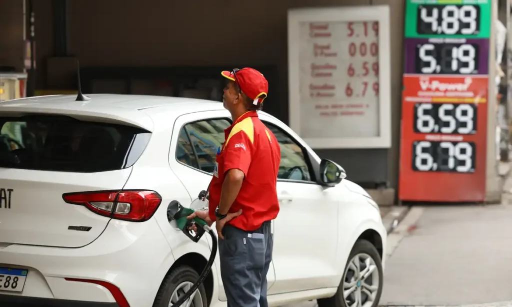 Aumento de etanol na gasolina gera impasse sobre segurança veicular no Brasil