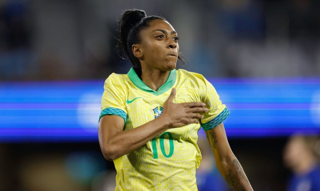 Barcelona contrata Kerolin em negociação recorde para o futebol feminino brasileiro