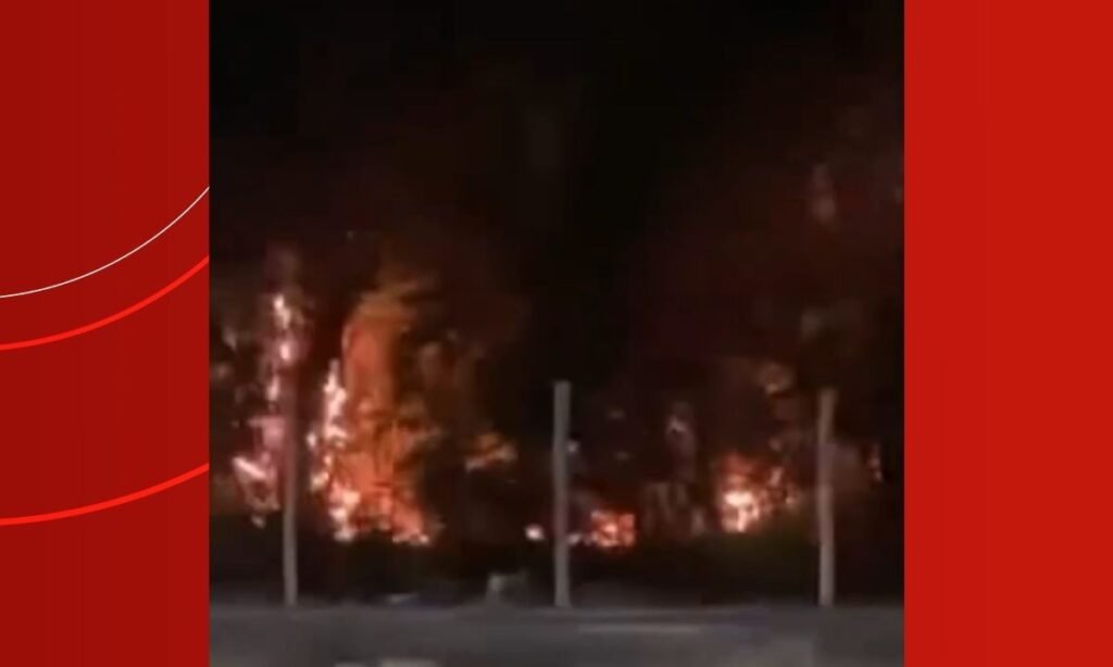 Bombeiros combatem fogo em vegetação do bairro Dom Pedro nesta sexta-feira em Manaus