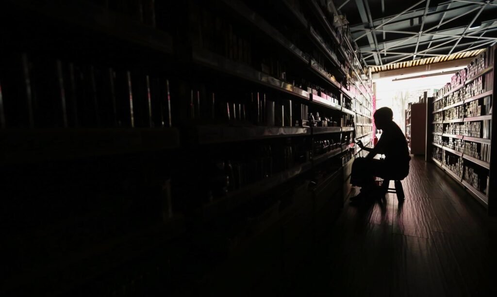 Consumidores no Rio buscam ressarcimento por danos causados pela falta de energia