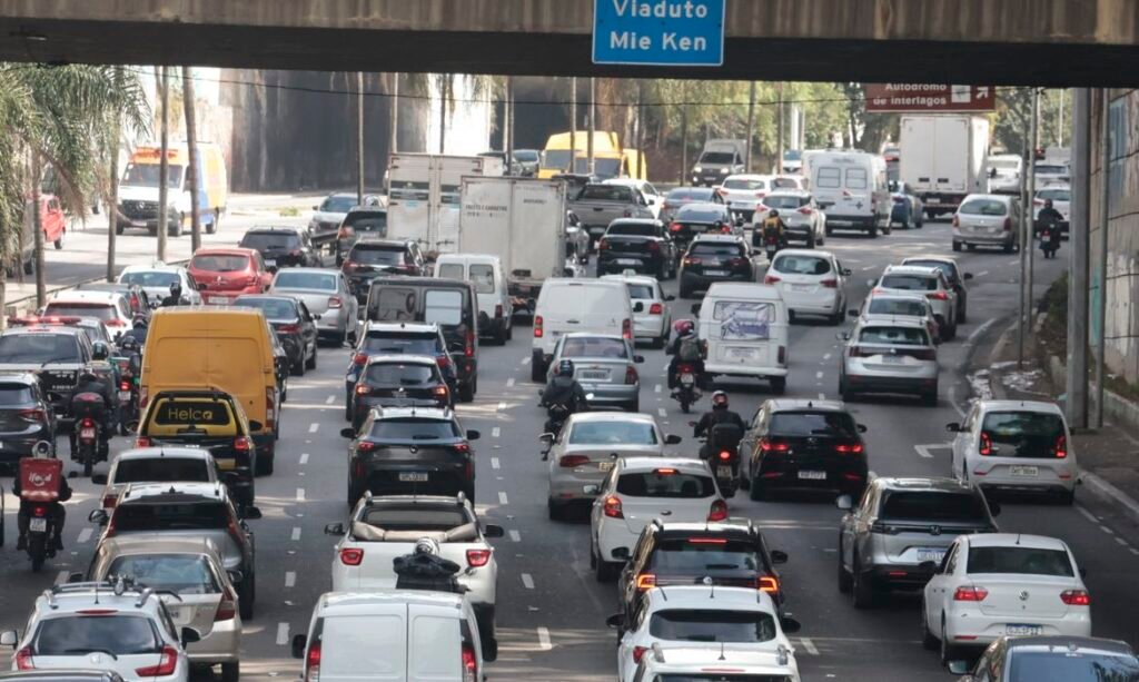 Greve de ferroviários em São Paulo causa caos no trânsito e afeta um milhão de passageiros