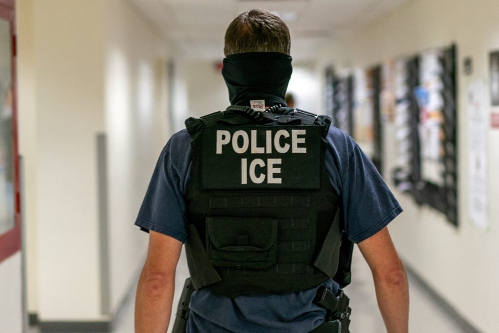 ICE finaliza implementação de câmeras corporais em agentes até o fim de agosto
