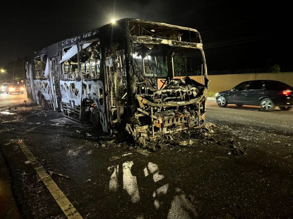 Incêndio destrói ônibus na rodovia Arthur Bernardes em Belém
