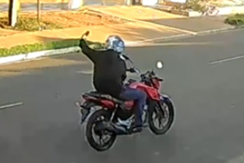 Motociclista causa acidente em Campo Grande ao se filmar pilotando