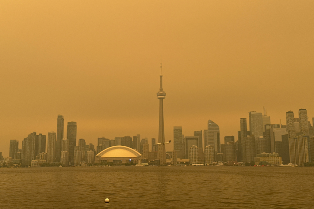 Mudanças climáticas dobram risco de incêndios florestais no Canadá