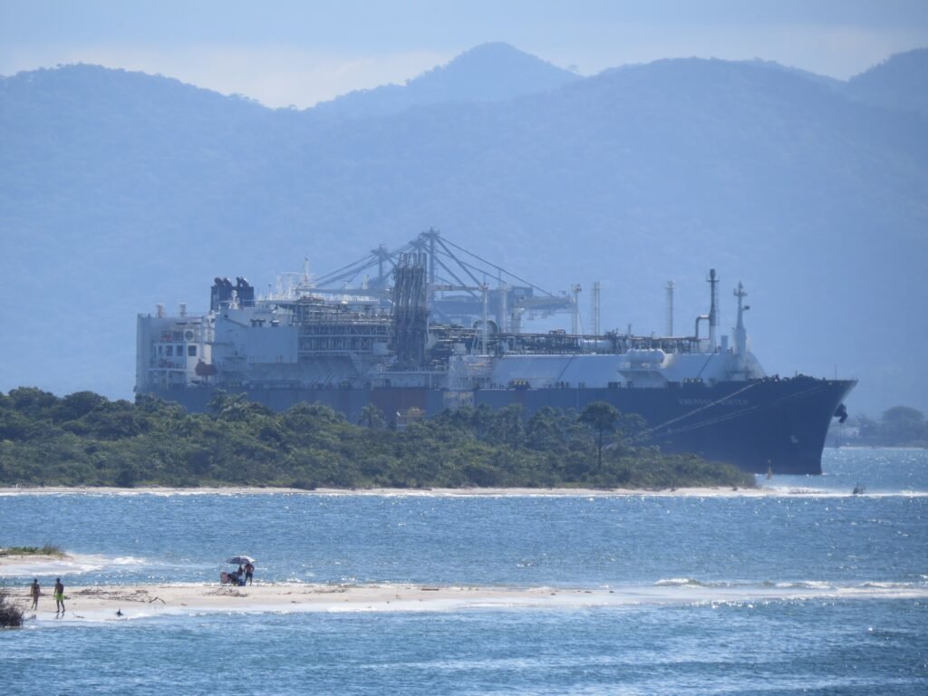 Navio-tanque é atingido no Oriente Médio sob ameaça de ataques ao Irã