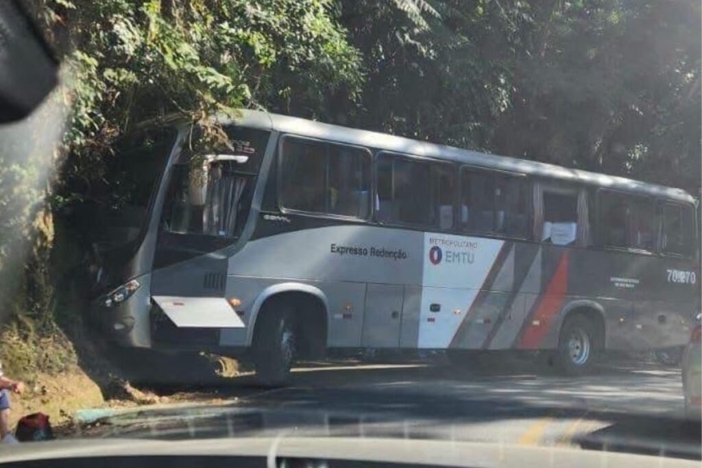 Ônibus colide em encosta e bloqueia trecho da Rodovia Oswaldo Cruz em Ubatuba
