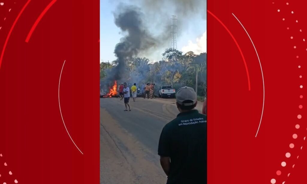 Protesto fecha trecho da Br-101 no extremo sul da Bahia após atolamentos