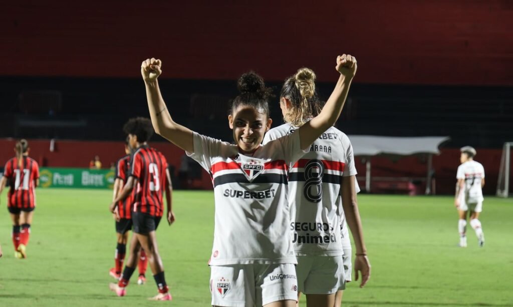 São Paulo supera Vitória no Barradão e assume a ponta do Brasileirão Feminino