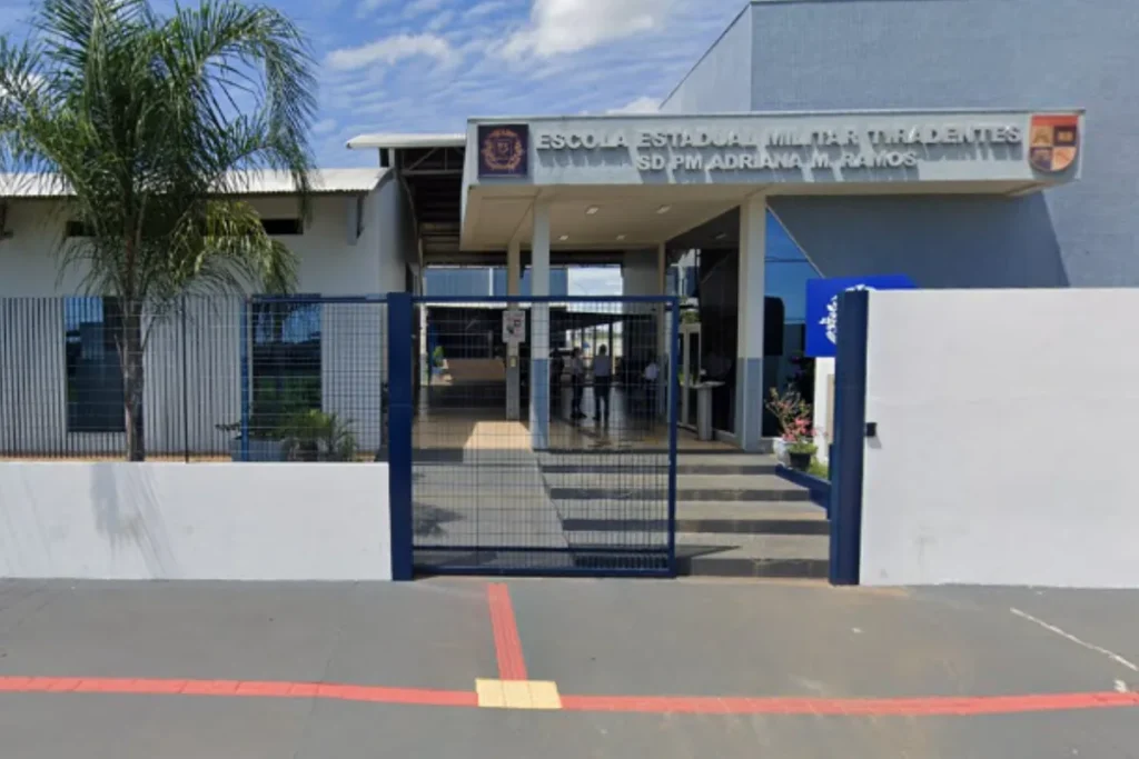 Alunas de escola militar em Mato Grosso são flagradas em briga na porta da unidade