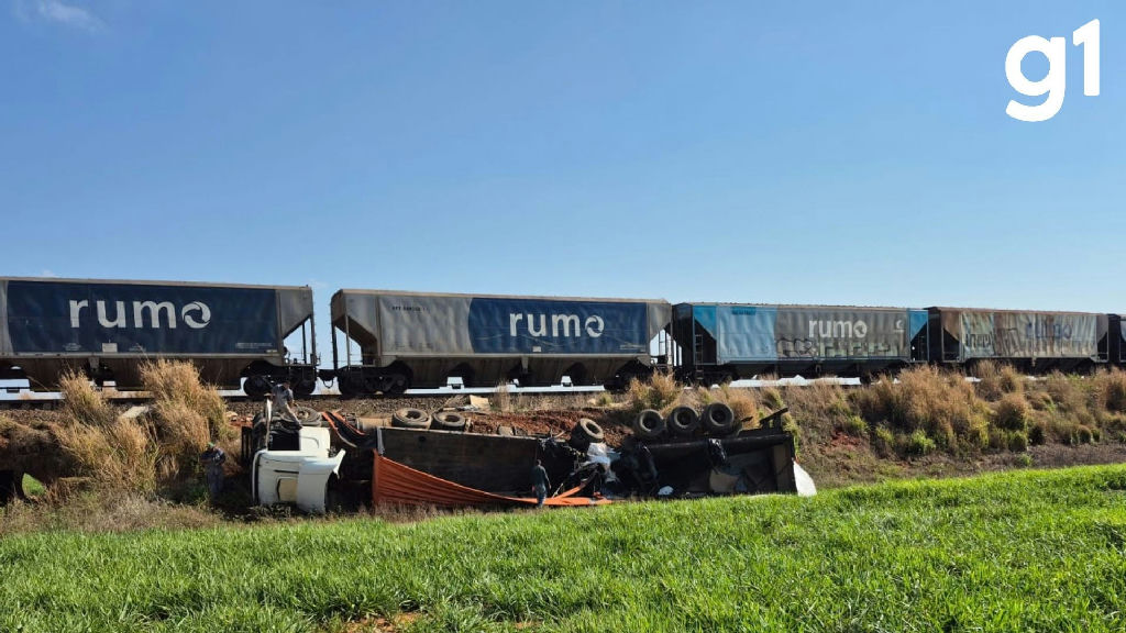 Caminhão tomba após colisão com trem em passagem de nível em Itiquira