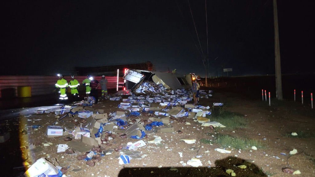 Carga de carne é saqueada após carreta tombar na Br-163 em Mato Grosso