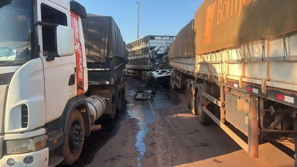 Colisão entre carretas na Br-163 em Rondonópolis resulta em morte
