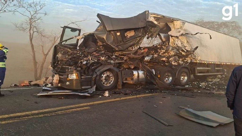 Colisão entre carretas na Serra da Petrovina resulta em morte e bloqueio da Br-364