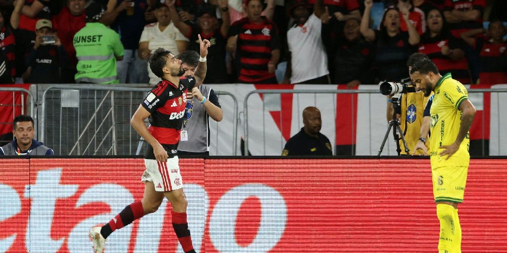 Flamengo vence Mirassol e encosta na liderança do Brasileirão