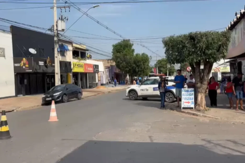 Jovem morre em acidente de moto após colisão com carro no bairro Pedra 90