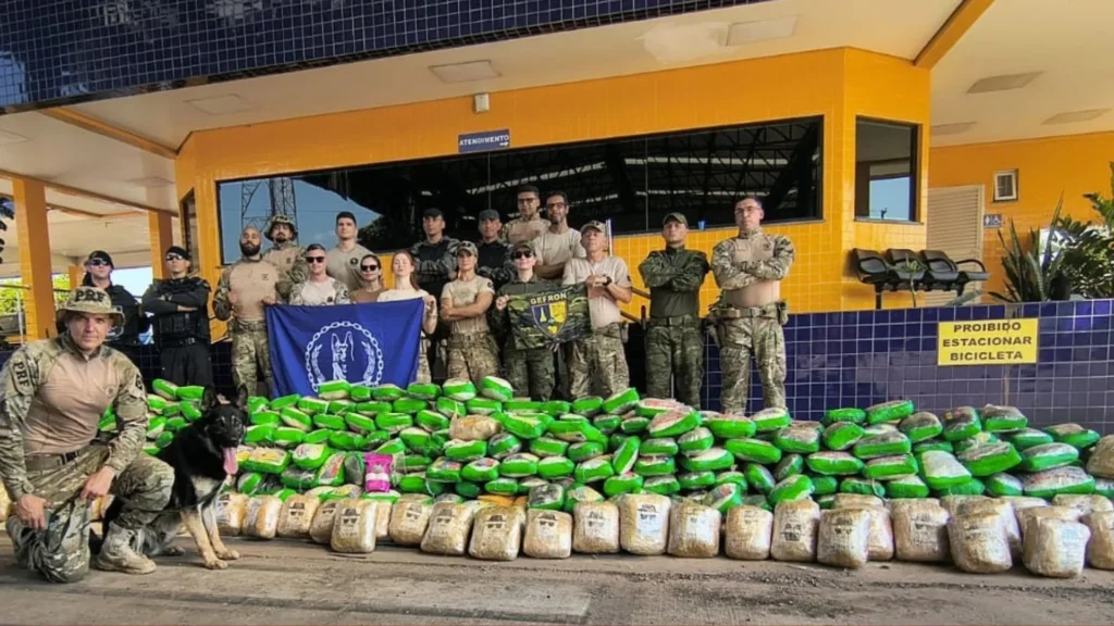 PRF apreende 451 quilos de entorpecentes escondidos em caminhão de mudança no Mato Grosso