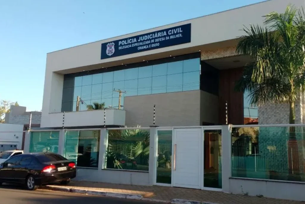 Violência doméstica em Várzea Grande deixa mulher ferida após retorno da igreja