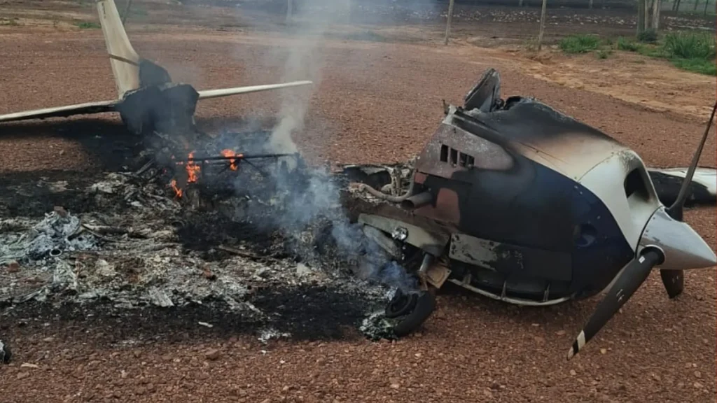 Aeronave é incendiada na zona rural após interceptação da força aérea