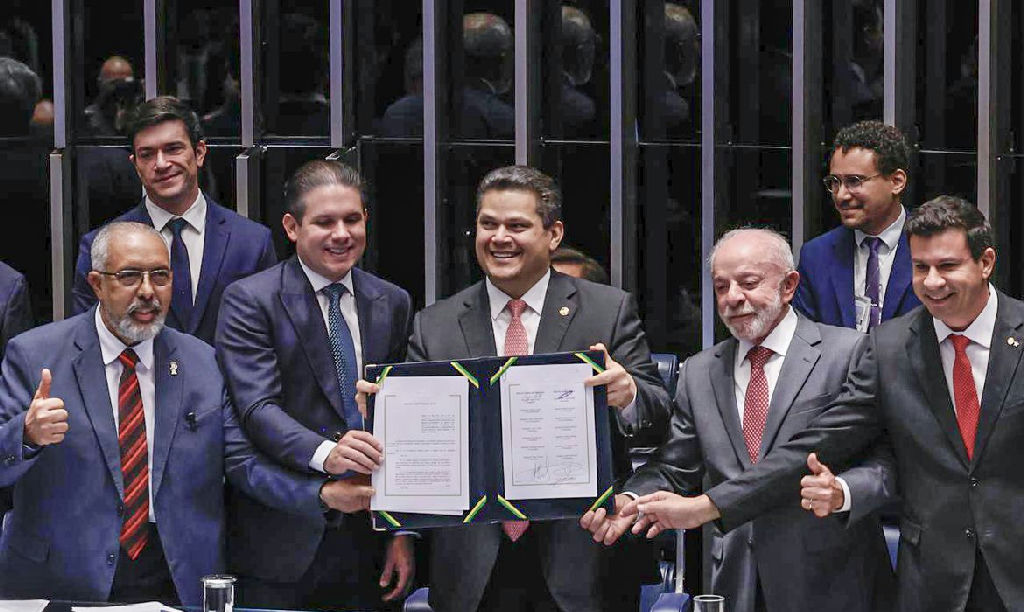 Alcolumbre quebra o protocolo no congresso e homenageia Paulo Paim